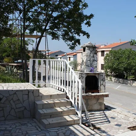 Апартаменты With Parking Space Ravni, Labin - 7674 Равни